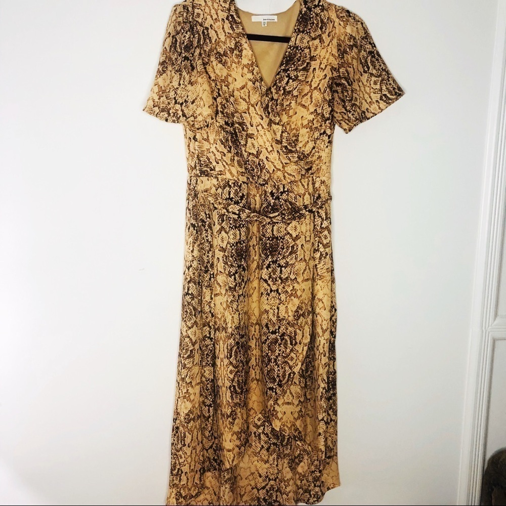 𝅺JUNE and Hudson brown Snake skin patterned dress. Short sleeves